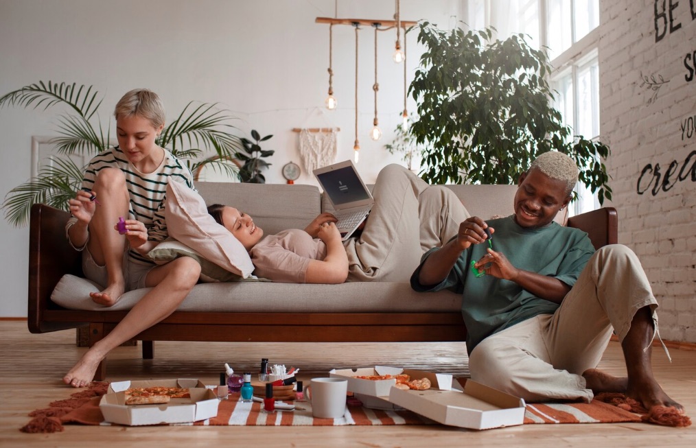 Familie in modernem Wohnzimmer